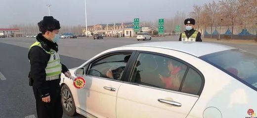 男子超载上高速被查,一辆小轿车竟塞进8人!